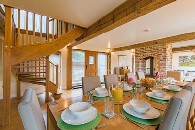 Converted barn / Oast House with amazing views and EV chargers