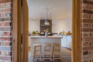 Fridge, microwave, oven, stovetop - Converted barn / Oast House with amazing views and EV chargers (Rye)