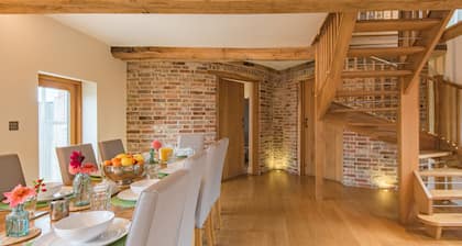 Converted barn / Oast House with amazing views and EV chargers