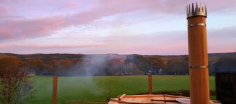 Ravissant chalet en bois rond avec de superbes vues sur la magnifique Loch Awe et les montagnes au-delĂ