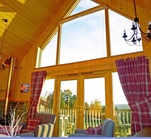 Ravissant chalet en bois rond avec de superbes vues sur la magnifique Loch Awe et les montagnes au-delà