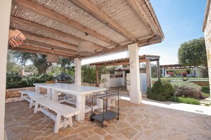 Outdoor dining - TD Trulli di Montaltino with Stunning Huge Pool (Polignano a Mare)
