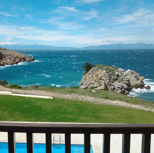 L'escala: Seafront - Residence with swimming pool - Bay of Roses and Pyrenees views
