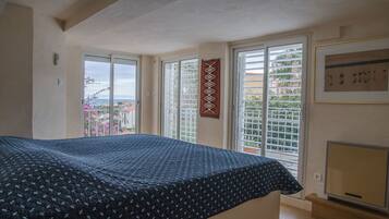 3 slaapkamers, een strijkplank/strijkijzer, gratis wifi, beddengoed