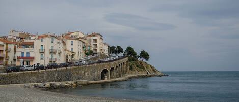Vlak bij het strand, ligstoelen