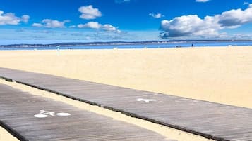 Rannalla, aurinkotuoleja