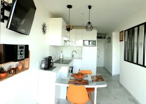 Geladeira, micro-ondas, fogão, cooktop
