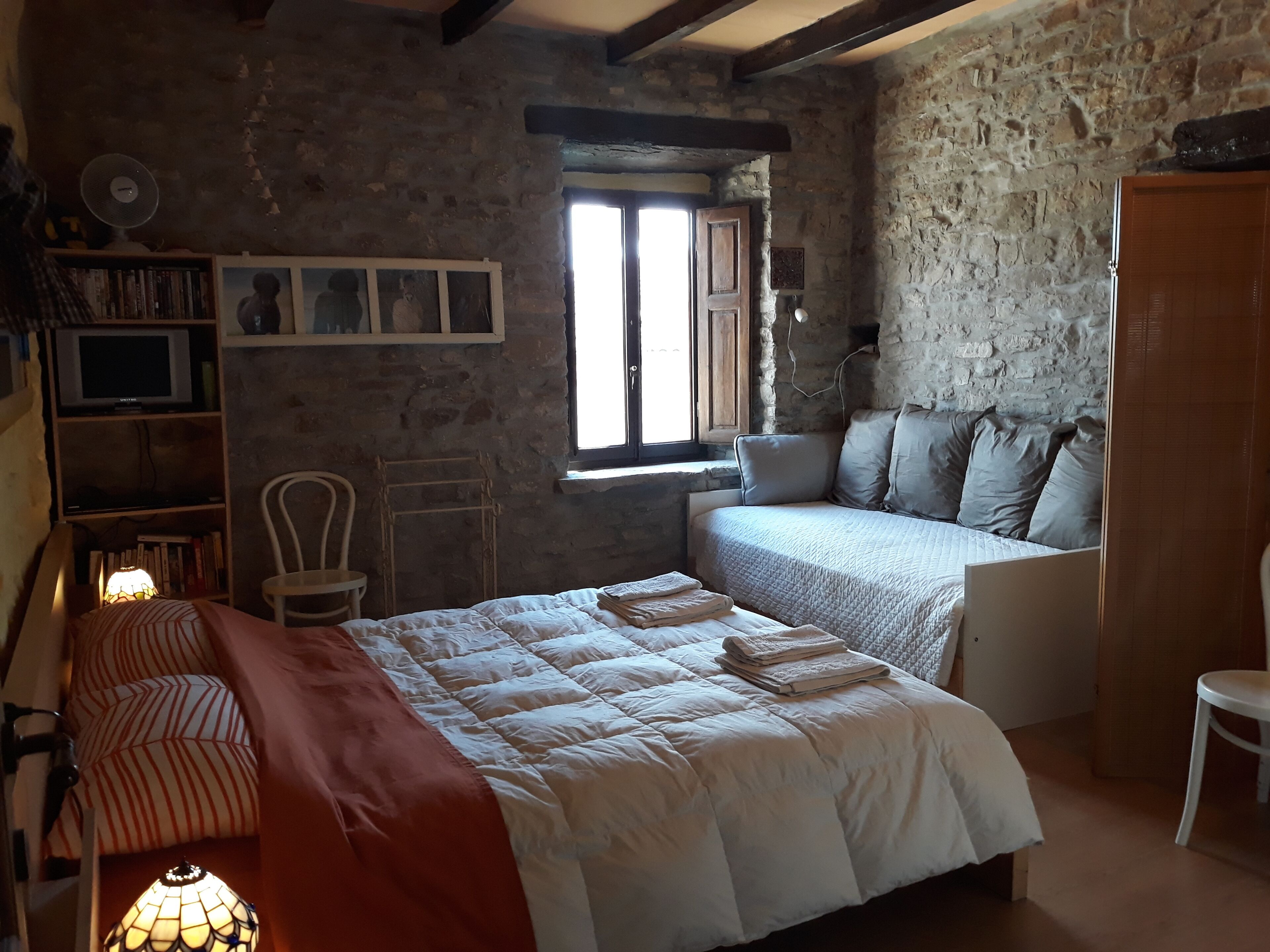 ROOMS WITH KITCHEN IN A BEAUTIFUL COUNTRY HOUSE IN THE RELAXATION OF THE PIACENZA HILLS