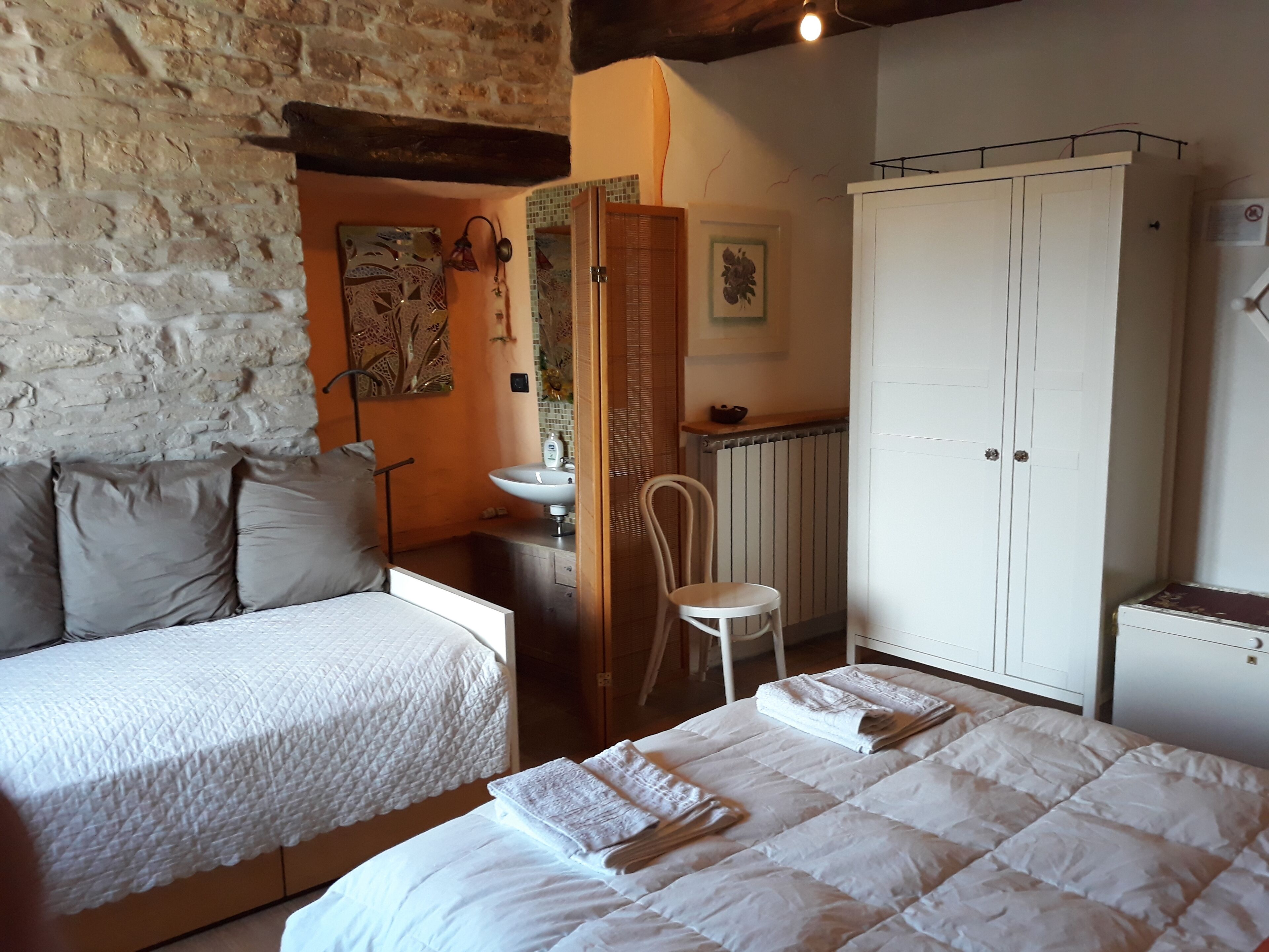 ROOMS WITH KITCHEN IN A BEAUTIFUL COUNTRY HOUSE IN THE RELAXATION OF THE PIACENZA HILLS