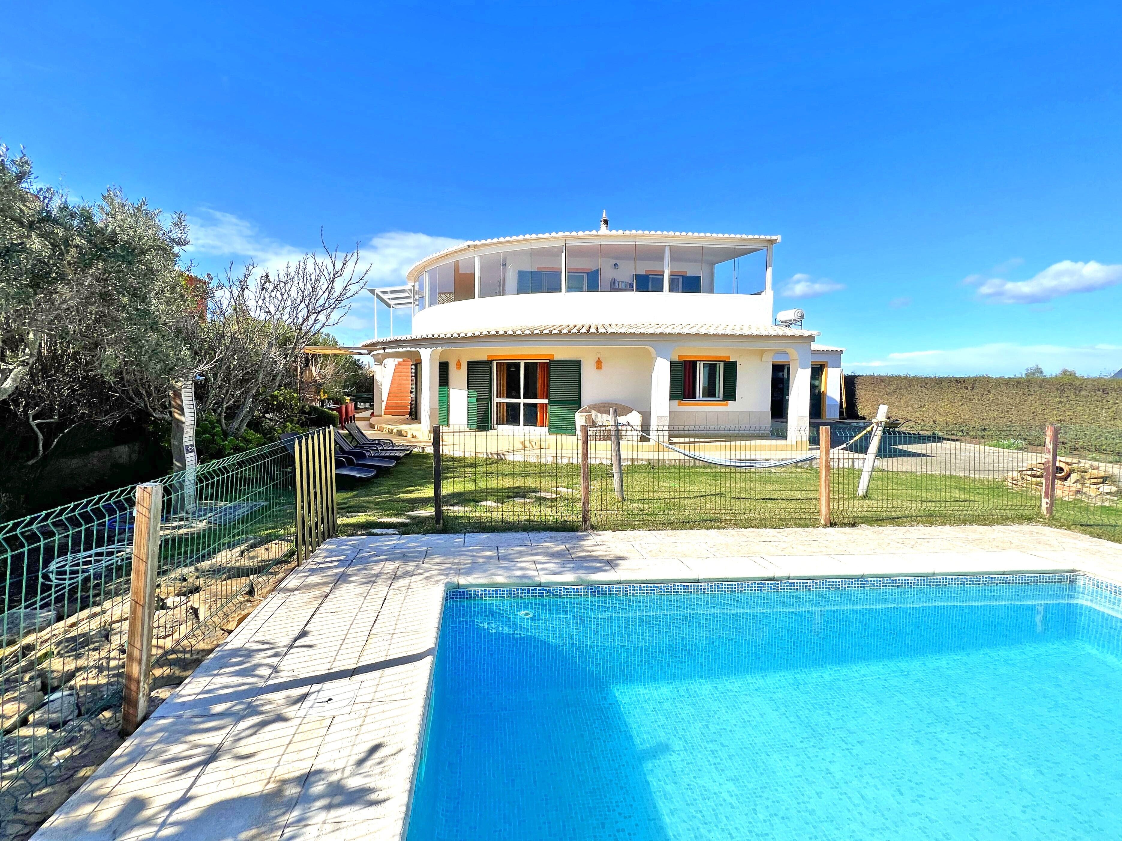 Villa in Luz Beach overlooking the sea, private swimming pool and golf.