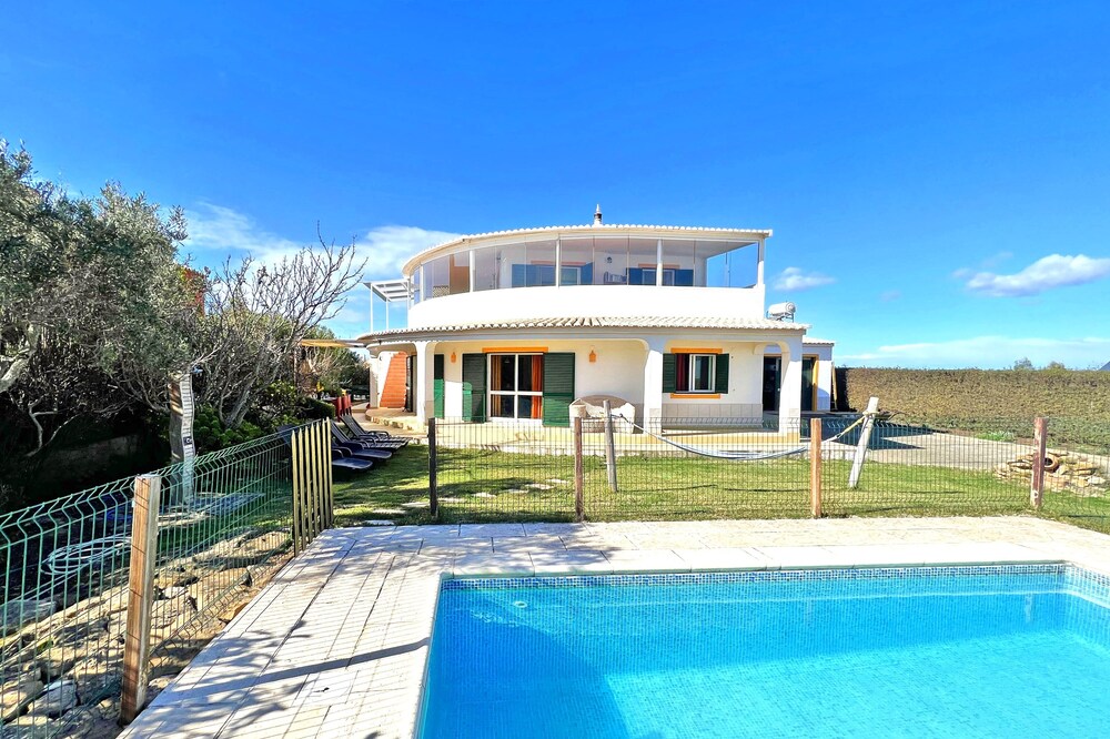 Villa in Luz Beach overlooking the sea, private swimming pool and golf.