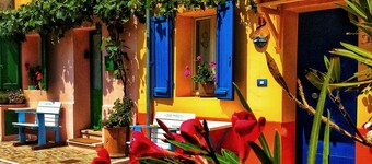 海と山を見下ろすテラスがある古代の村の中心にある漁師の家。