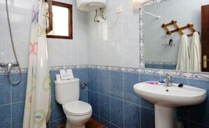 Douche, serviettes fournies, savon, shampoing