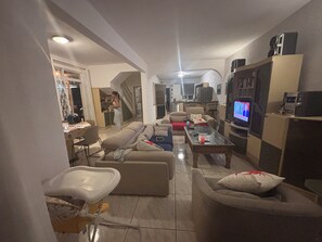 TV, DVD player, table tennis, books - Flic En Flac: Spacious Villa in a Tranquil Environment - Close to Amenities (Flic en Flac)