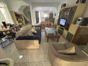 TV, DVD player, ping pong, books - Flic En Flac: Spacious Villa in a Tranquil Environment - Close to Amenities (Flic en Flac)