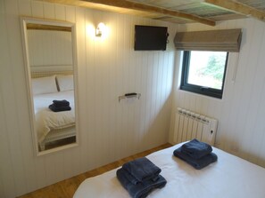 3 bedrooms, iron/ironing board, travel crib, free WiFi
