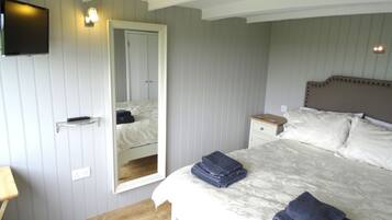 3 bedrooms, iron/ironing board, travel crib, free WiFi