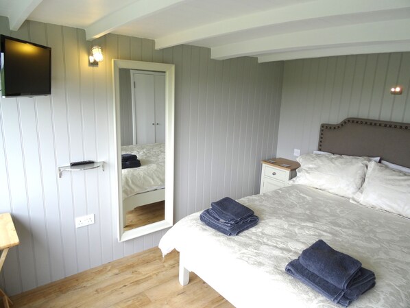 3 chambres, fer et planche à repasser, lit parapluie, Wi-Fi gratuit