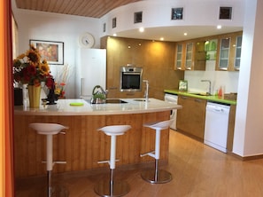 Fridge, microwave, oven, stovetop - Spacious Villa with Private, Sunny Garden, Sea View and Exclusive Pool (Playa Blanca)