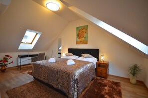 2 dormitorios, caja fuerte, escritorio y tabla de planchar con plancha