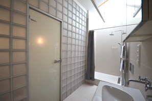 Baignoire, sèche-cheveux, serviettes fournies, savon