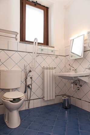 Ducha, secador de pelo, bidet, toallas