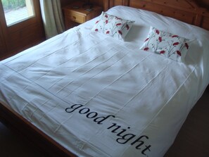 3 bedrooms, iron/ironing board, travel cot, free WiFi - Near Verbier peaceful Swiss village, stunning views (Levron)