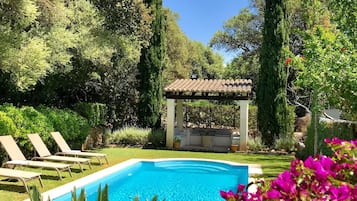 Een buitenzwembad, een verwarmd zwembad