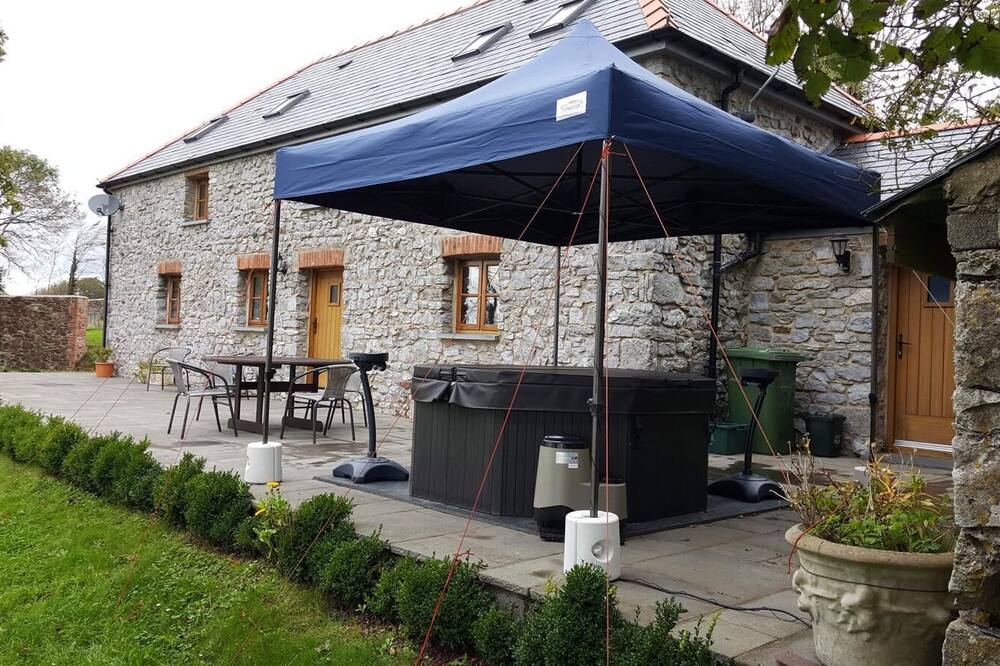Stone Barn, well equipped, scrupulously clean, with Stunning Countryside Views.