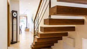 Una moderna scala con gradini in legno e ringhiere in metallo.