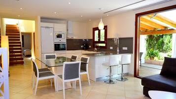 Een koelkast, een microgolfoven, een oven, een vaatwasser