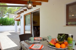Outdoor dining - Chalet en Alcúdia a 30m de la playa (Alcúdia)