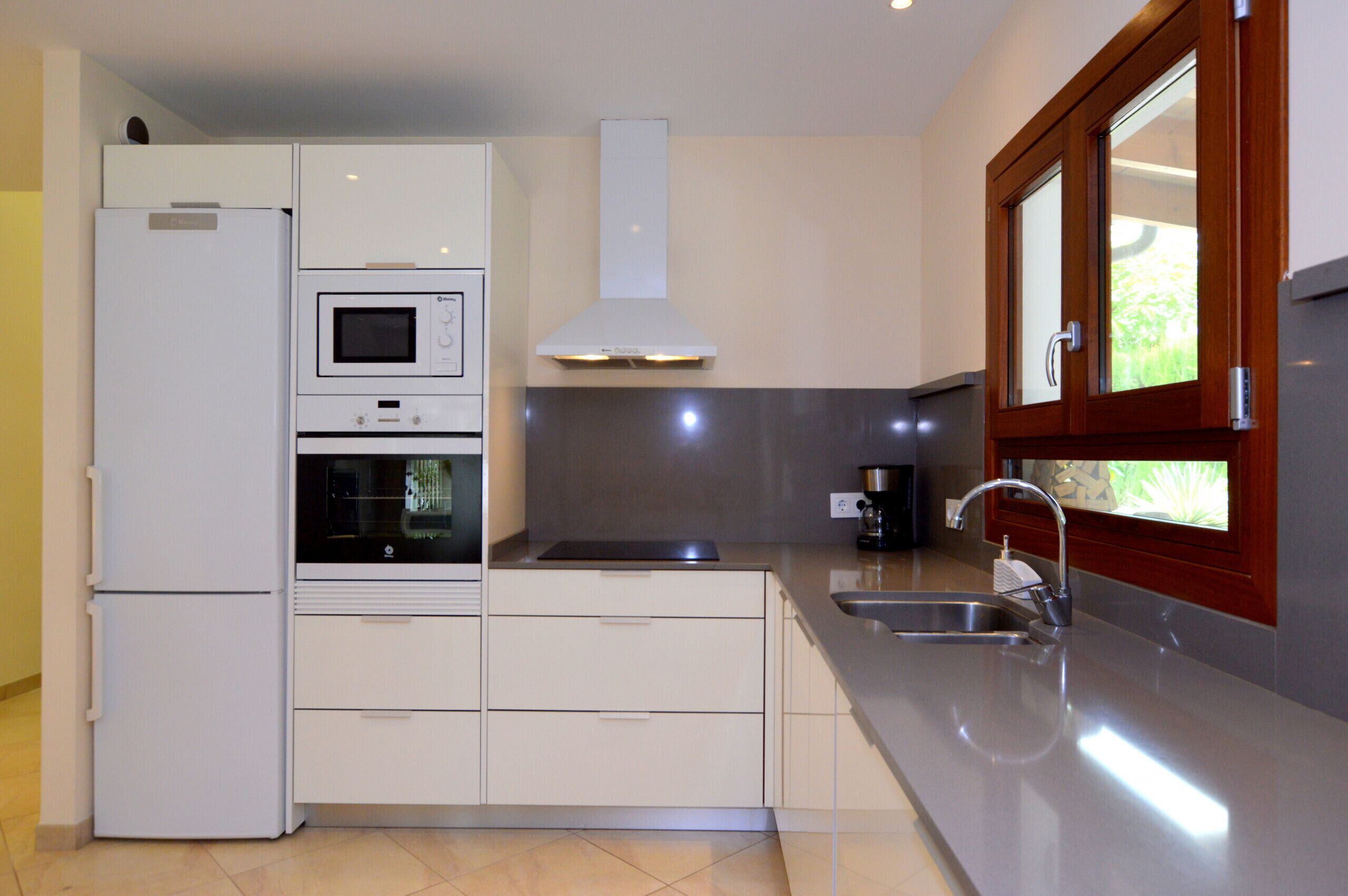 ثلاجة، ميكروويف، فرن، غسالة أطباق