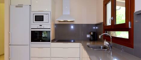 ثلاجة، ميكروويف، فرن، غسالة أطباق