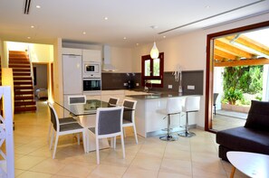 Fridge, microwave, oven, dishwasher - Chalet en Alcúdia a 30m de la playa (Alcúdia)