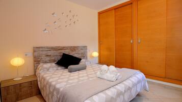 3 slaapkamers, een strijkplank/strijkijzer, gratis wifi, beddengoed