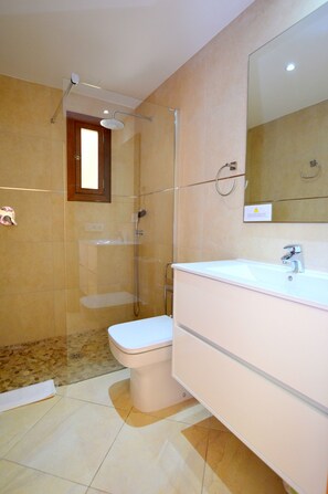 Douche, sèche-cheveux, serviettes fournies