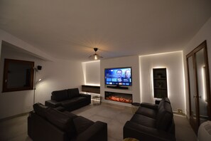 Smart TV, fireplace, DVD player, books - Maison du Lac - Villa with pool located next to Lac d'Annecy  (Doussard)