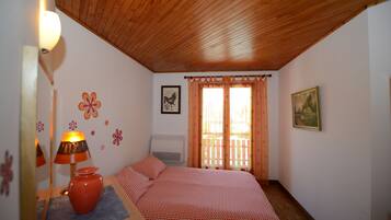 5 bedrooms, iron/ironing board, free WiFi, bed sheets