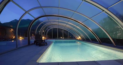 Villa mit Pool neben dem Lac d'Annecy mit See- und Bergblick