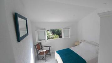 3 slaapkamers, een strijkplank/strijkijzer, reisbedje, gratis wifi