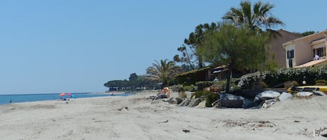 Aan het strand, ligstoelen aan het strand