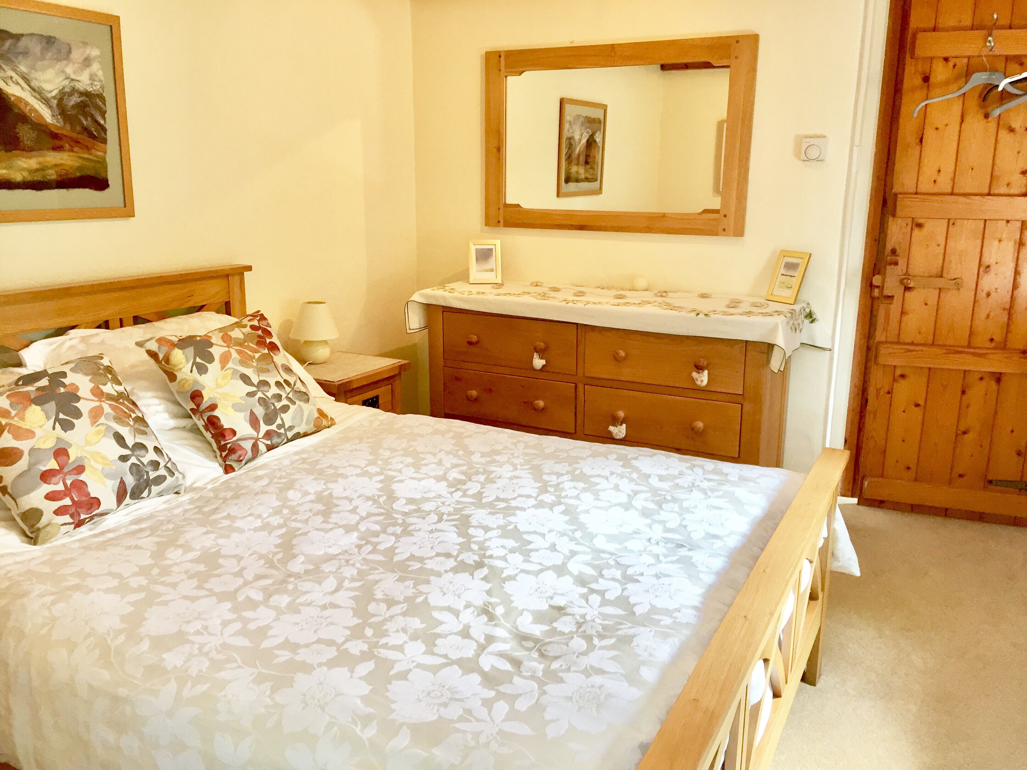 Detached, romantic, homely barn. Peaceful with lovely views. Wild garden. WiFi.