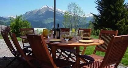 Chalet für 11 Personen mit großem Garten und Aussicht auf die Schweizer Alpen