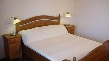 5 bedrooms, iron/ironing board, WiFi, bed sheets