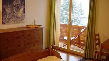 5 bedrooms, iron/ironing board, WiFi, bed sheets