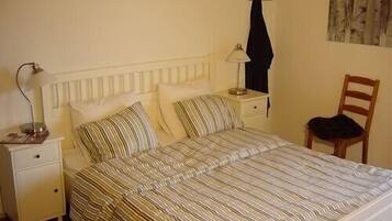 5 bedrooms, iron/ironing board, WiFi, bed sheets