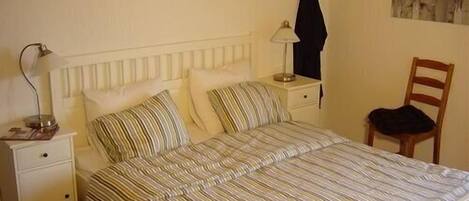 5 bedrooms, iron/ironing board, WiFi, bed sheets