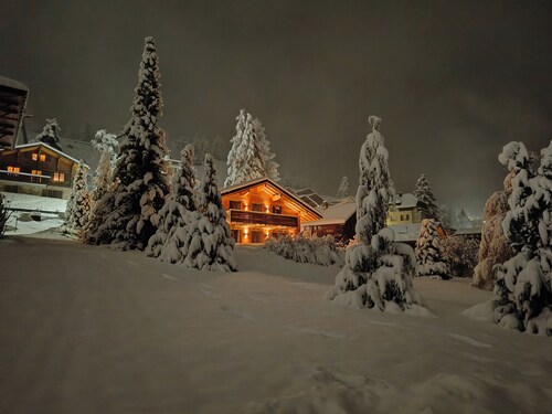 Chalet für 11 Personen mit großem Garten und Aussicht auf die Schweizer Alpen 