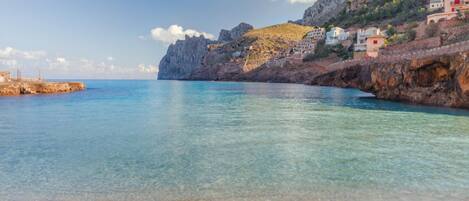 Una spiaggia nelle vicinanze